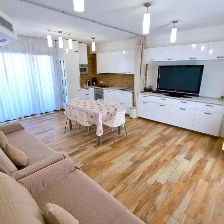 Royal Sea House تْشيفالو